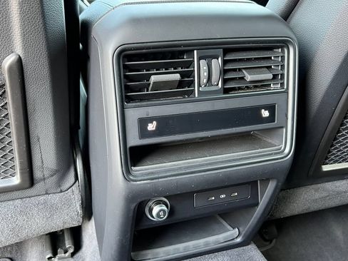 Used 2025 Porsche Cayenne AWD/4WD image 34
