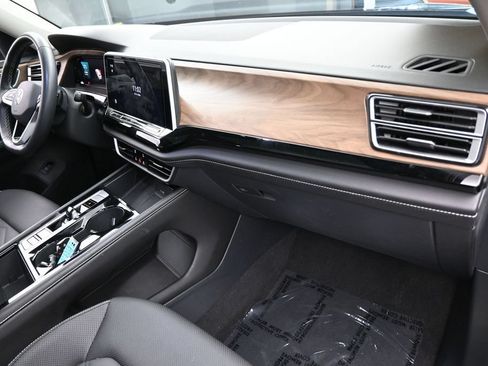 Used 2024 Volkswagen Atlas SE w/ Panoramic Sunroof Package FWD image 46