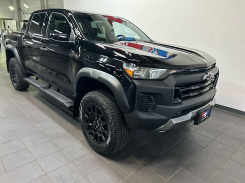 Used 2024 Chevrolet Colorado Trail Boss w/ Technology Package AWD/4WD image 2