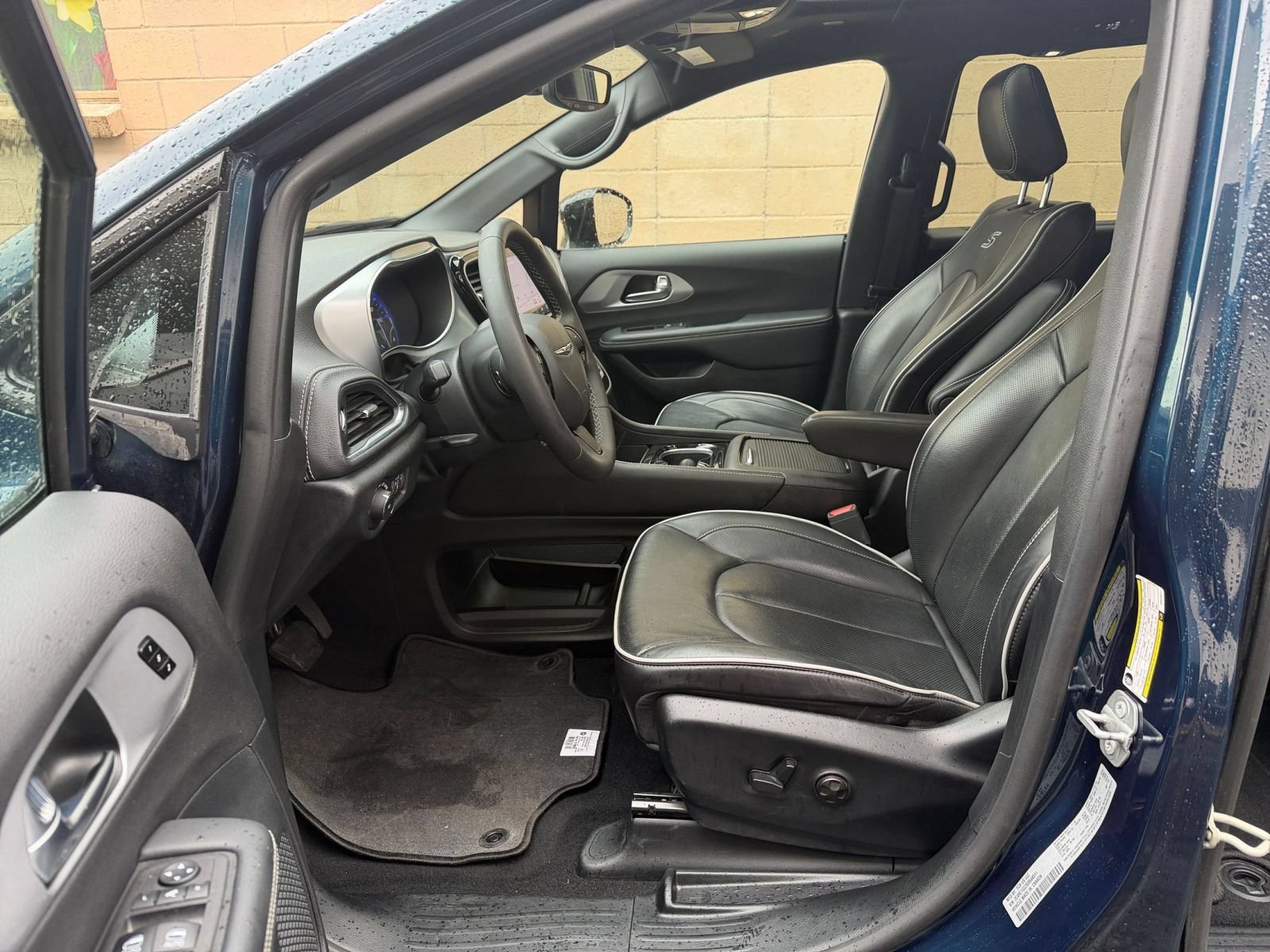 Used 2025 Chrysler Pacifica Limited FWD image 29