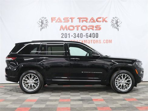 Used 2023 Jeep Grand Cherokee Summit w/ Luxury Tech Group V AWD/4WD image 4