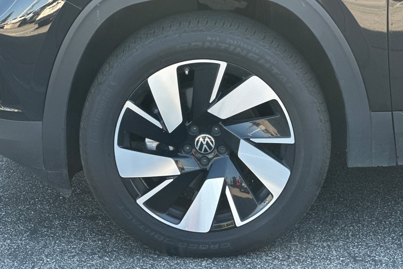 Used 2025 Volkswagen Atlas Cross Sport SE AWD/4WD image 35