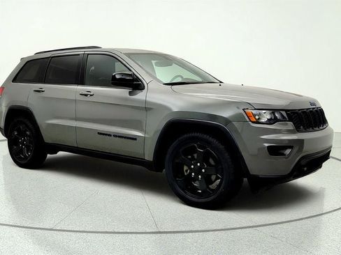 Used 2019 Jeep Grand Cherokee Laredo RWD image 3