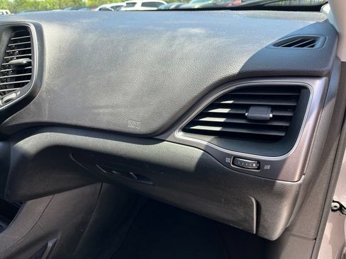 Used 2019 Jeep Cherokee Latitude Plus FWD image 30