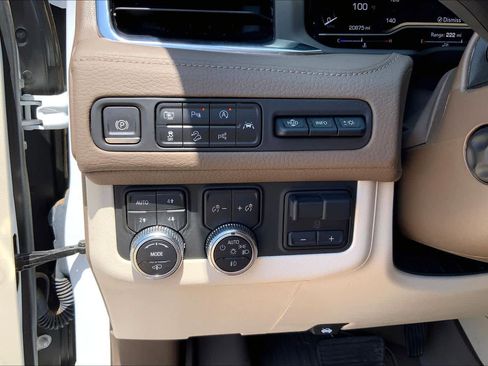 Used 2023 GMC Yukon Denali w/ Advanced Technology Package AWD/4WD image 33