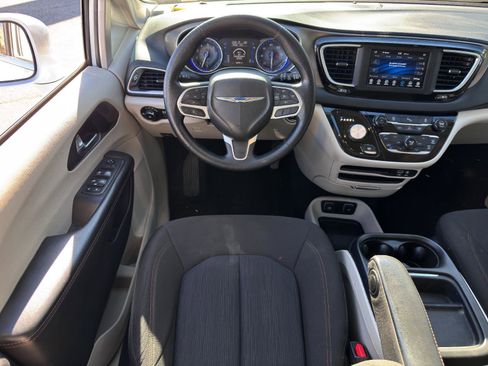 Used 2020 Chrysler Pacifica Touring image 24