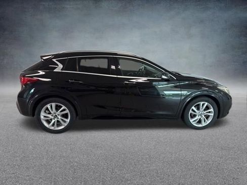 Used 2017 INFINITI QX30 Premium FWD image 8