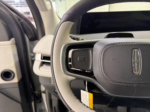New 2026 Lincoln Navigator Premiere AWD/4WD image 14