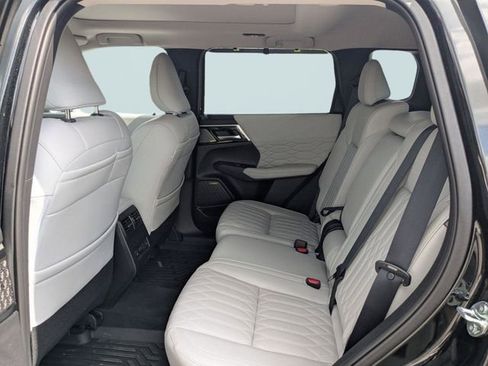 Used 2025 Mitsubishi Outlander AWD image 13