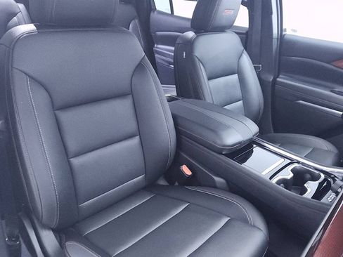 Used 2025 Chevrolet Traverse Z71 AWD/4WD image 25