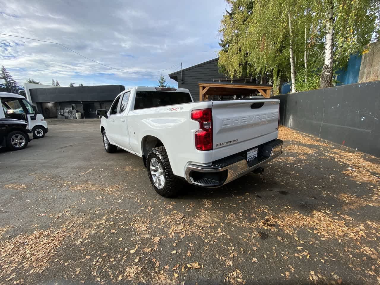 Used 2023 Chevrolet Silverado 1500 LT AWD/4WD image 4