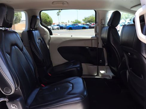 Used 2022 Chrysler Pacifica Touring-L FWD image 29