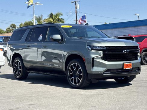 Used 2024 Chevrolet Suburban RST RWD image 3