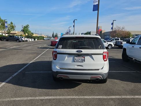 Used 2017 Ford Explorer XLT image 7