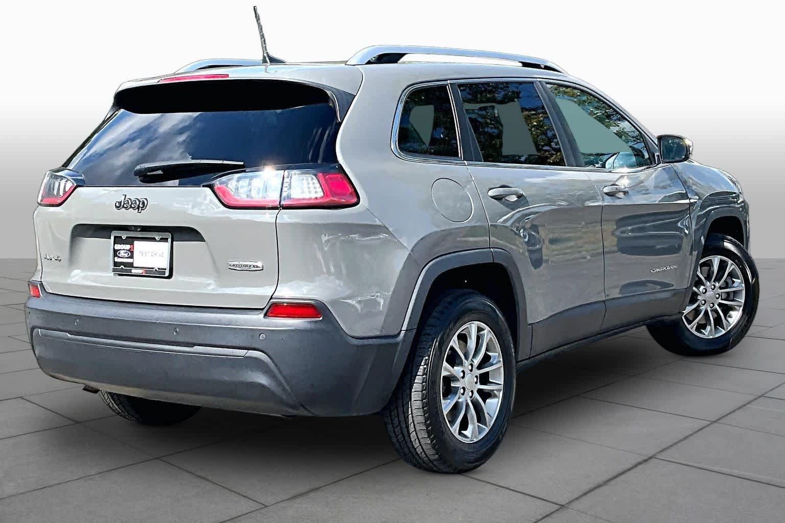 Used 2019 Jeep Cherokee Latitude Plus AWD/4WD image 13