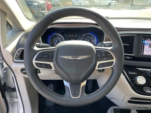 Used 2023 Chrysler Voyager LX image 15