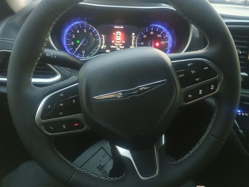 Used 2025 Chrysler Pacifica Select image 23