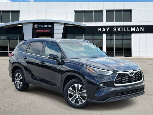 Used 2023 Toyota Highlander XLE AWD/4WD image 1