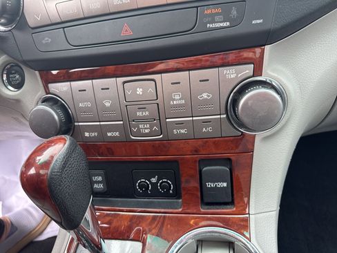 Used 2012 Toyota Highlander Limited w/ Tow Pkg image 17