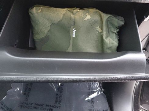 Used 2023 Jeep Grand Cherokee Laredo w/ Luxury Tech Group I image 12