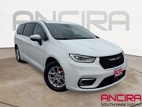 Used 2023 Chrysler Pacifica Touring-L FWD image 1