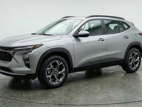 Used 2025 Chevrolet Trax LT image 2