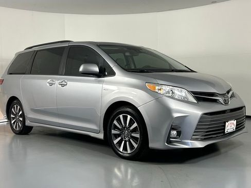 Used 2018 Toyota Sienna XLE Premium image 2