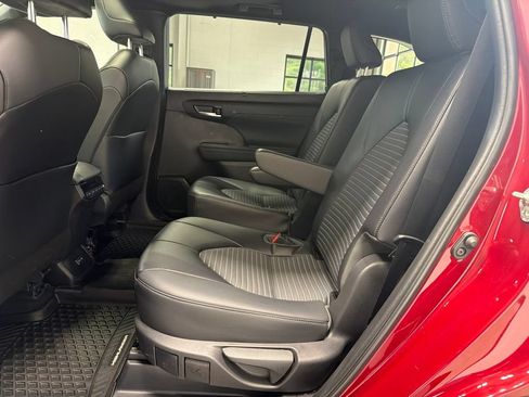 Used 2023 Toyota Highlander XSE AWD/4WD image 18