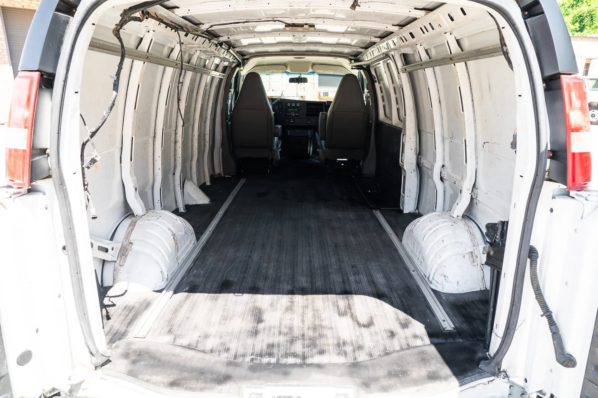Used 2016 Chevrolet Express 2500 Extended RWD image 9