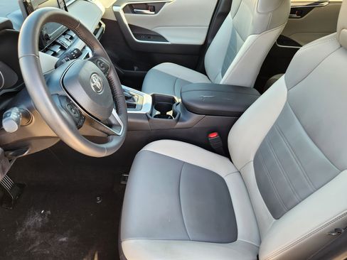 Used 2020 Toyota RAV4 XLE Premium image 13