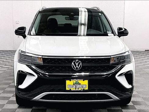 Used 2023 Volkswagen Taos SE w/ Panoramic Sunroof Package FWD image 4