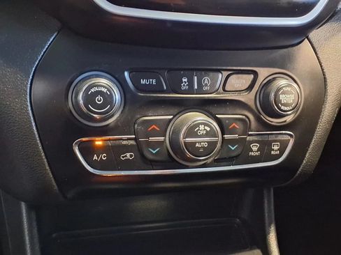 Used 2019 Jeep Cherokee Limited w/ Luxury Group AWD/4WD image 22