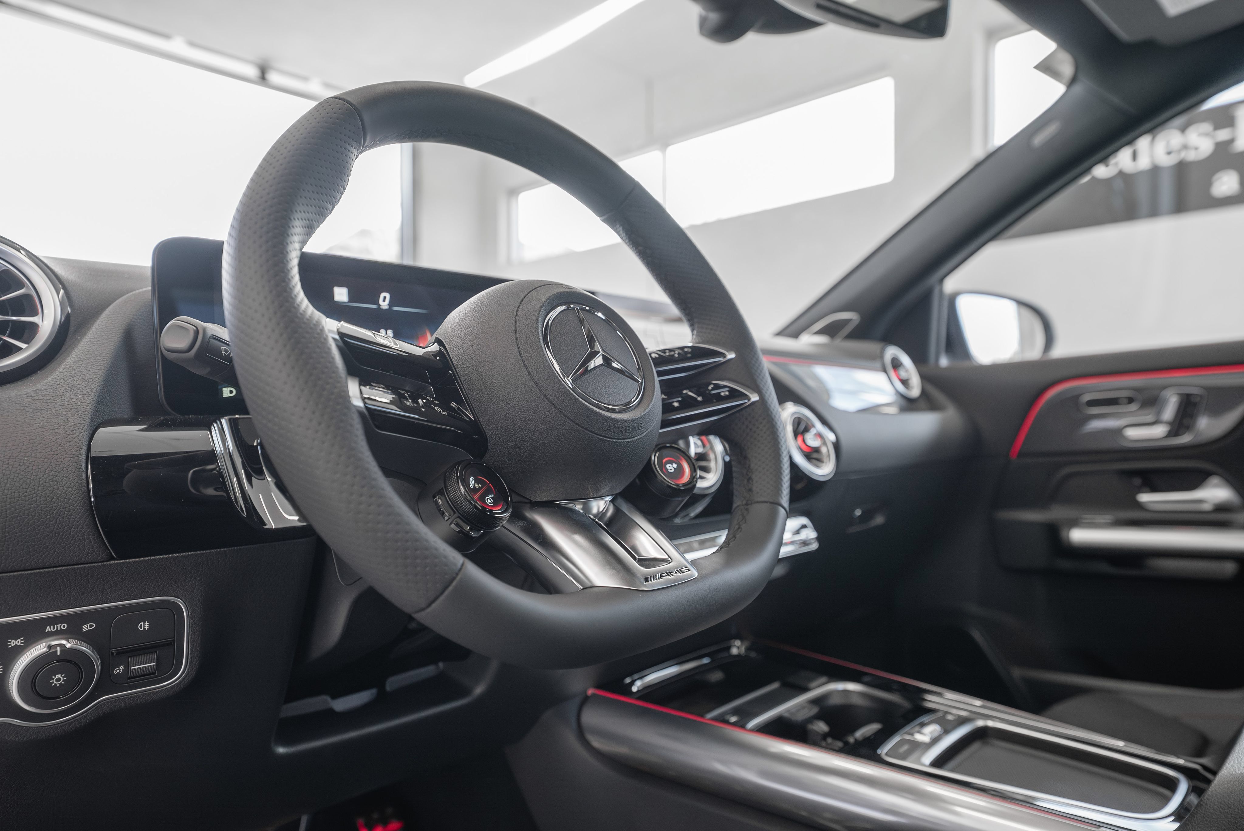 Used 2025 Mercedes-Benz GLA 35 AMG 4MATIC image 7