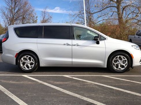 Used 2024 Chrysler Pacifica Limited image 4