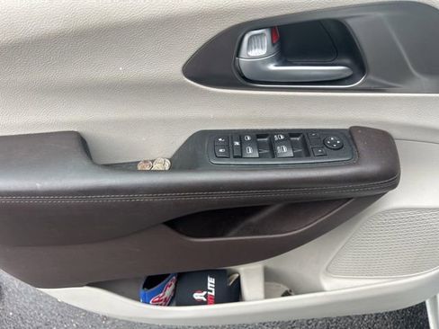 Used 2018 Chrysler Pacifica Touring-L image 18