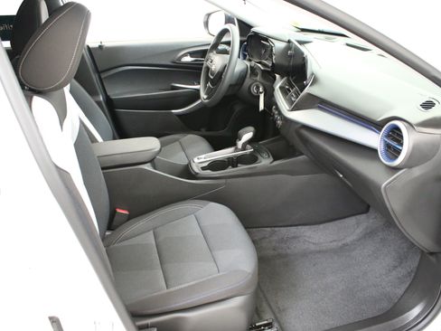 Certified 2025 Chevrolet Trax LS FWD image 28