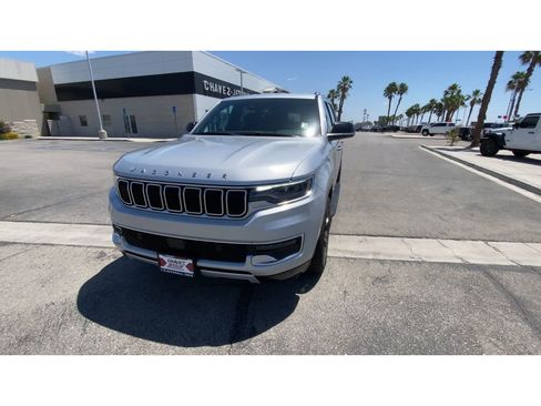 Used 2024 Jeep Wagoneer L Series II w/ Flexible Seating Group AWD/4WD image 3