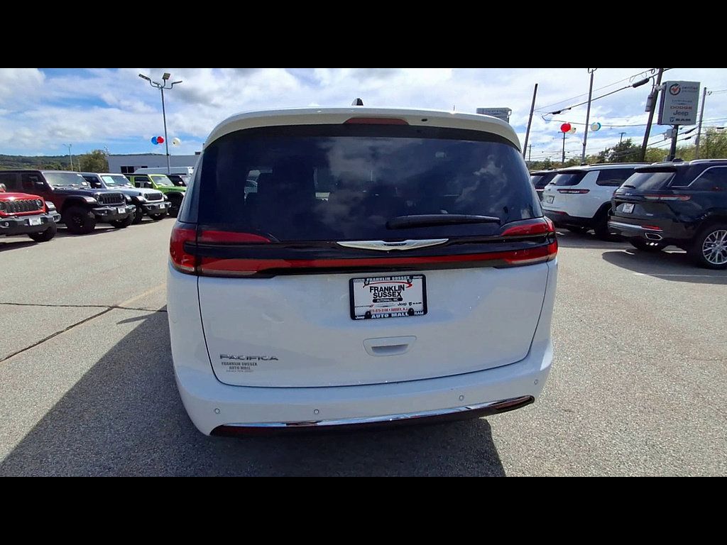 Used 2024 Chrysler Pacifica Touring-L FWD image 7