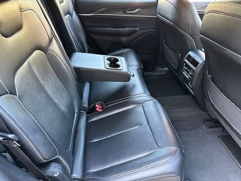 Used 2024 Jeep Grand Cherokee Limited image 18