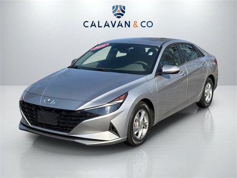 Used 2021 Hyundai Elantra SE image 3