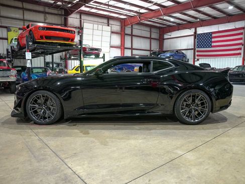 Used 2018 Chevrolet Camaro ZL1 RWD image 4