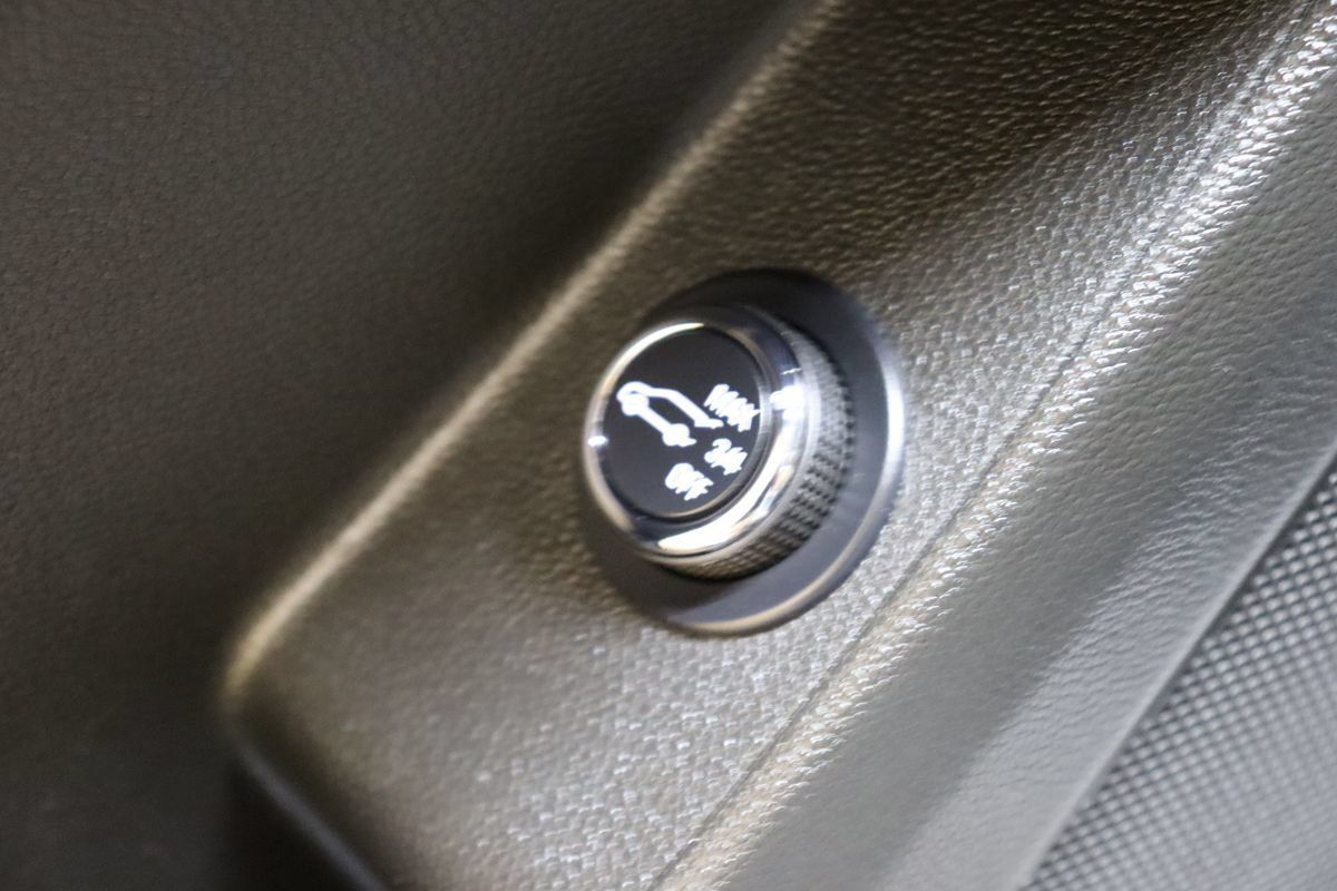 Used 2023 Chevrolet Traverse Premier FWD image 32
