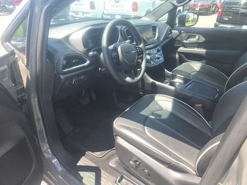 Used 2024 Chrysler Pacifica Limited FWD image 15