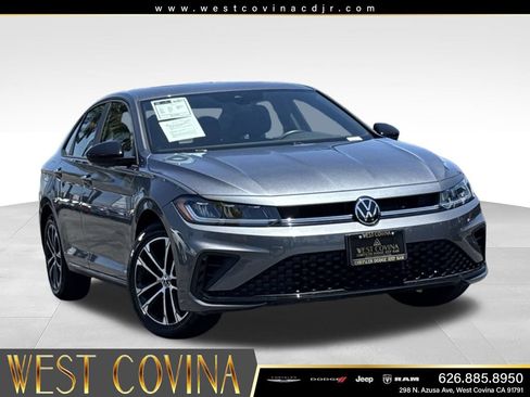 Used 2025 Volkswagen Jetta Sport FWD image 2