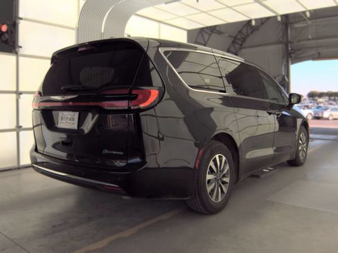 Used 2023 Chrysler Pacifica Touring-L FWD image 3