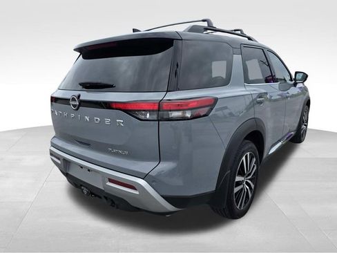 Used 2025 Nissan Pathfinder Platinum FWD image 3