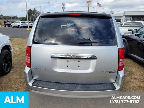 Used 2010 Chrysler Town & Country Touring image 9