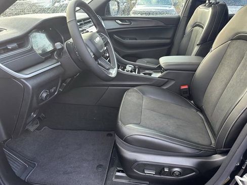 New 2025 Jeep Grand Cherokee Altitude image 9