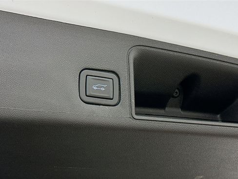 Used 2024 GMC Terrain SLT image 31