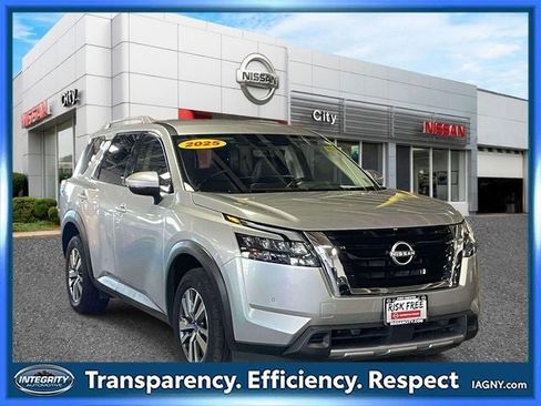 Used 2025 Nissan Pathfinder SL AWD/4WD image 1